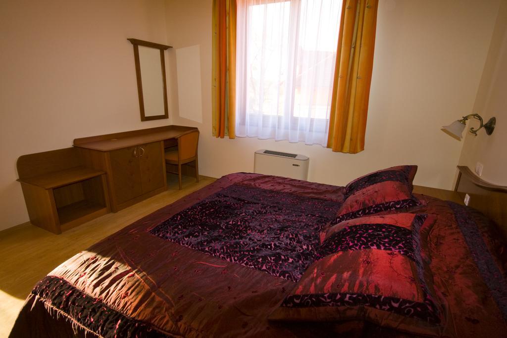 Szerencsemak Panzio Apartment Kehidakustany Room photo